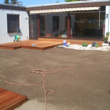 Holzterasse mit Rollrasen - HEWI Gartengestaltung