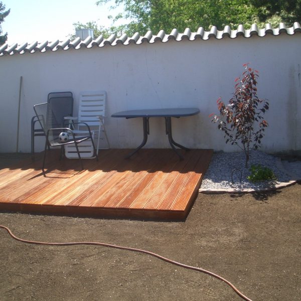 Holzterasse mit Rollrasen - HEWI Gartengestaltung