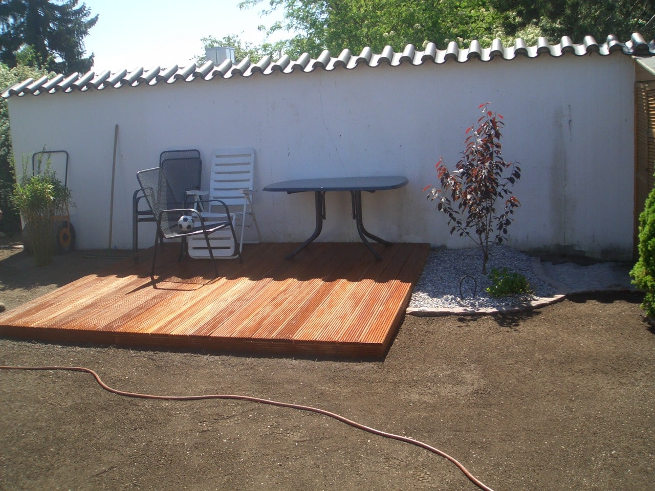 Holzterasse mit Rollrasen - HEWI Gartengestaltung